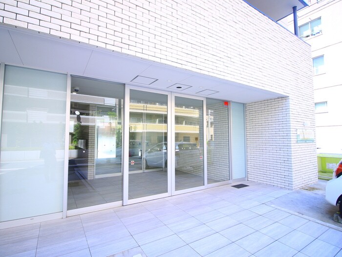 物件外観写真2　(エントランス部分)