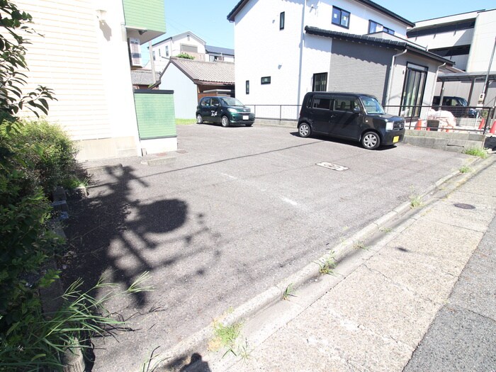 物件外観写真2　(駐車場)
