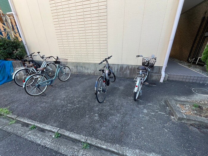 物件外観写真3　(駐輪場)