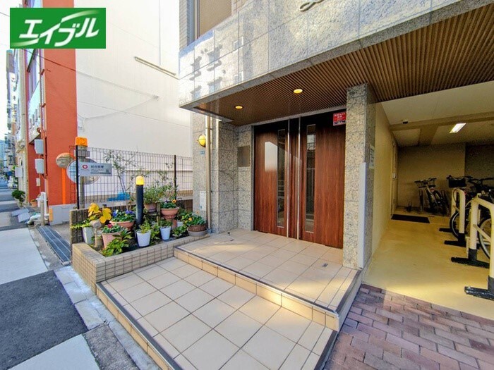 物件外観写真2　(エントランス部分)