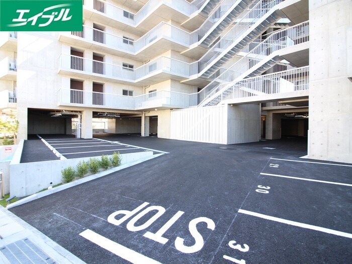 物件外観写真6　(駐車場)