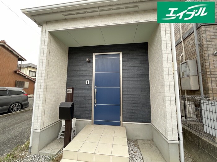 物件外観写真2　(エントランス部分)