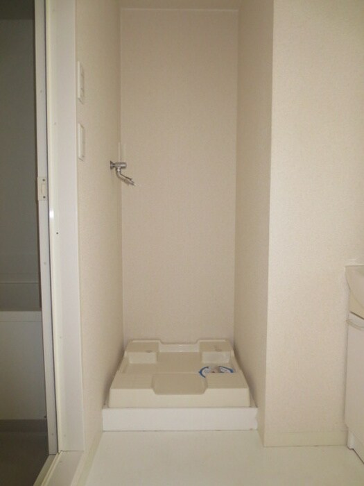 物件内観写真11　(洗濯機置場)