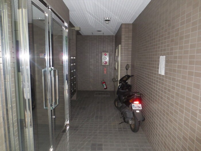 物件外観写真4　(エントランス部分)