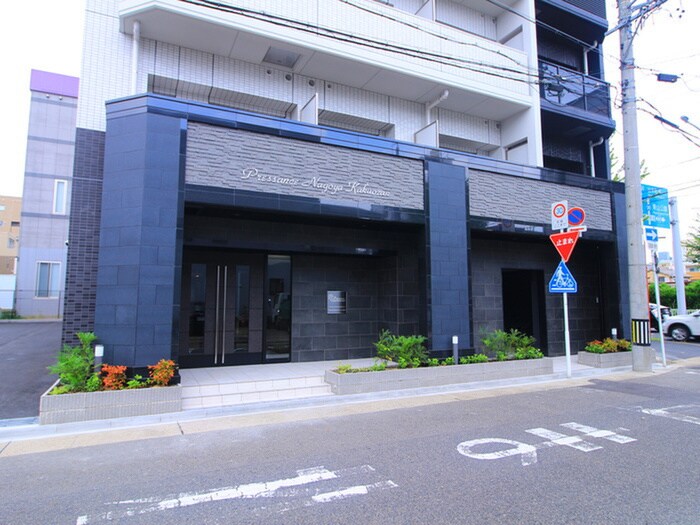 物件外観写真2　(エントランス部分)