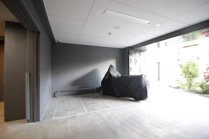 物件外観写真5　(バイク置き場)