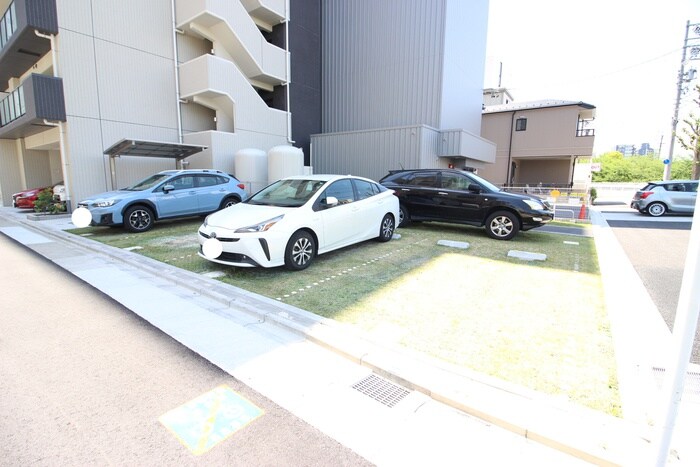 物件外観写真3　(駐車場)