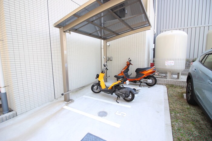 物件外観写真4　(バイク置き場)