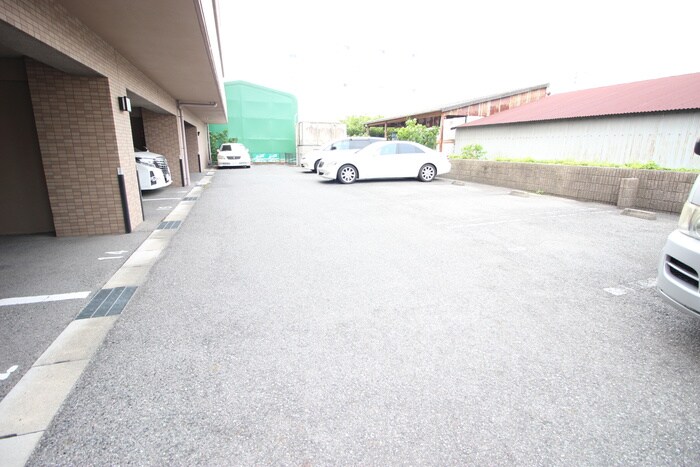 物件外観写真3　(駐車場)