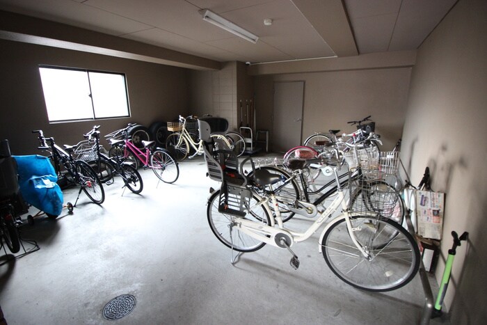 物件外観写真4　(駐輪場)