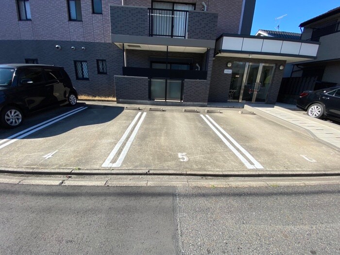 物件外観写真2　(駐車場)