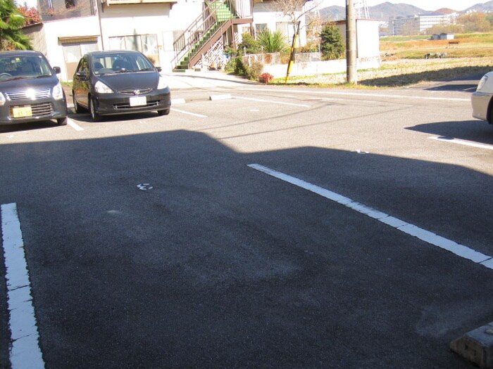 物件外観写真6　(駐車場)
