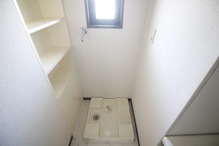 物件内観写真16　(洗濯機置場)