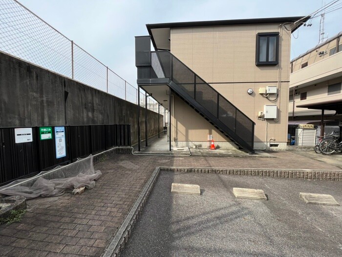 物件外観写真3　(エントランス部分)