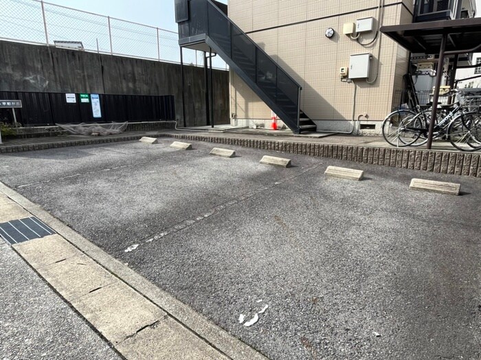 物件外観写真4　(駐車場)