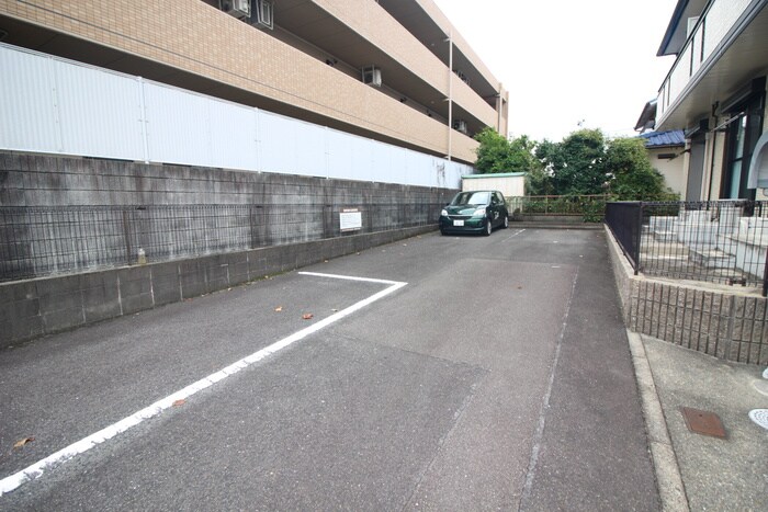 物件外観写真4　(駐車場)