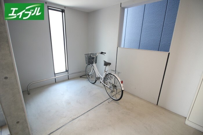 物件外観写真3　(駐輪場)