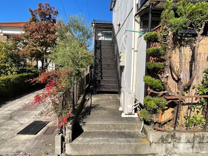 物件外観写真2　(エントランス部分)