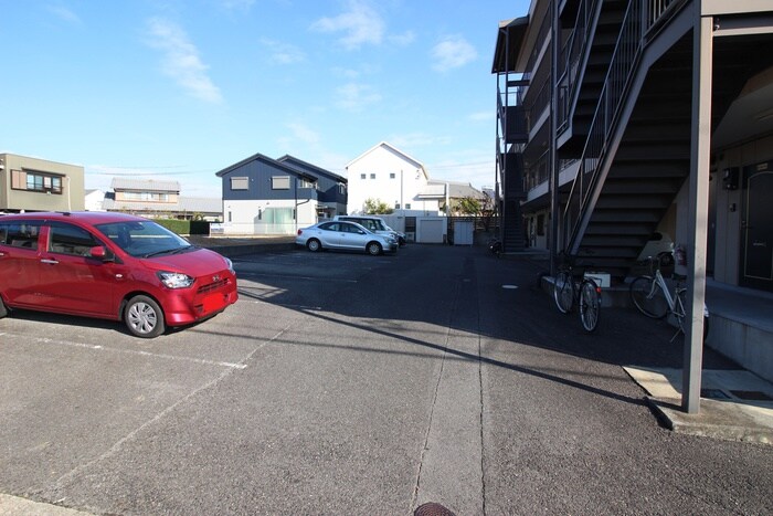 物件外観写真3　(駐車場)