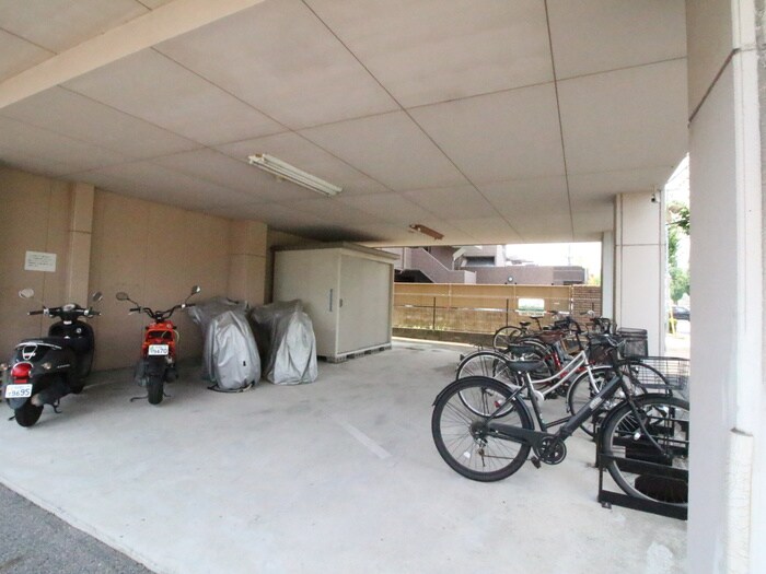物件外観写真2　(駐輪場)