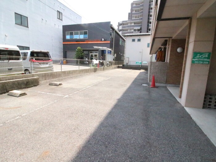 物件外観写真3　(駐車場)