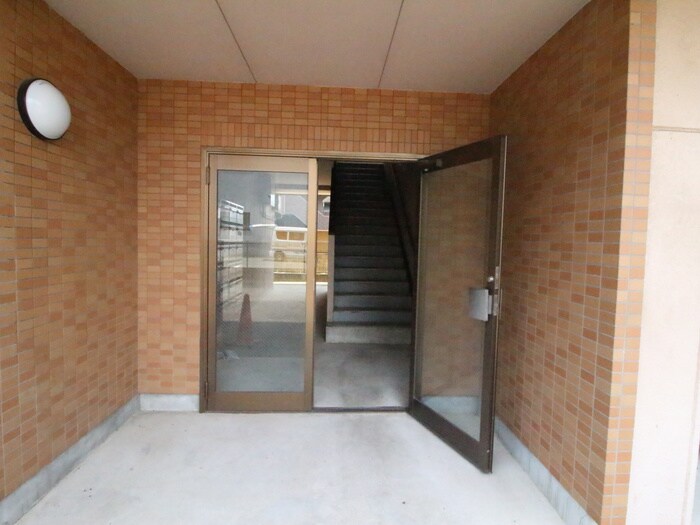 物件外観写真4　(エントランス部分)