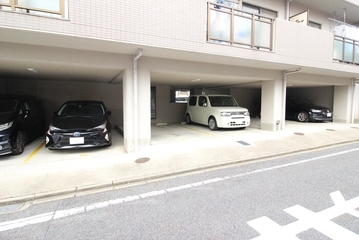 物件外観写真5　(駐車場)