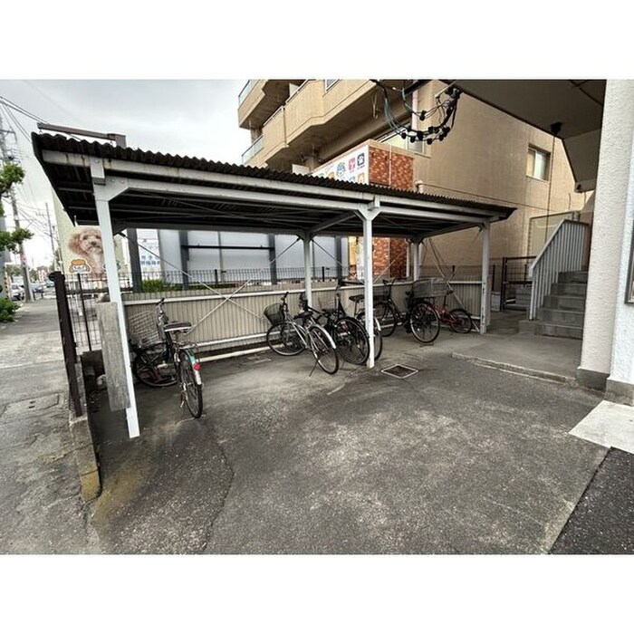 物件外観写真4　(駐輪場)