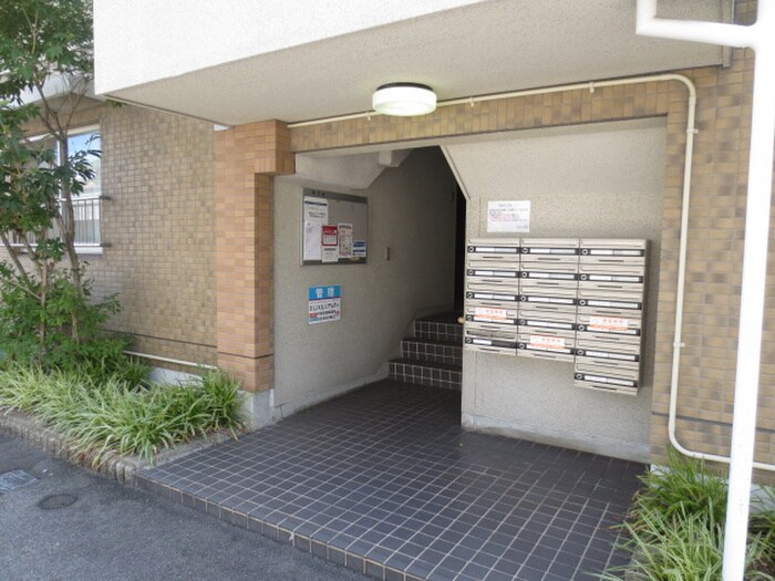 物件外観写真3　(エントランス部分)