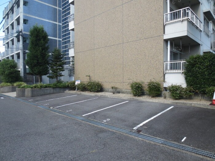 物件外観写真4　(駐車場)