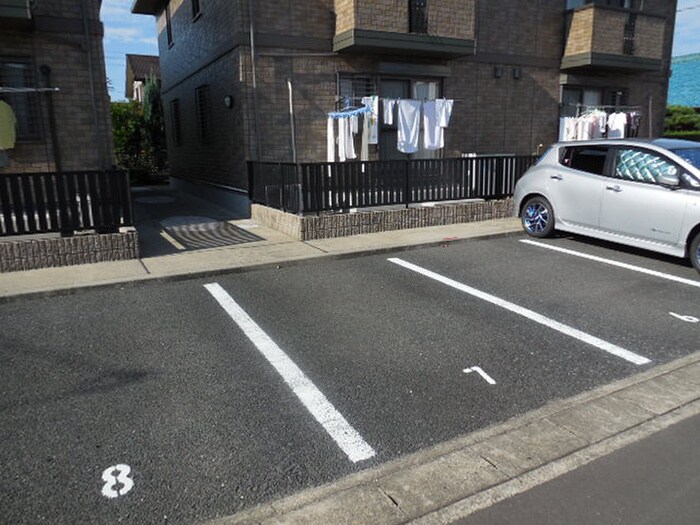 物件外観写真3　(駐車場)