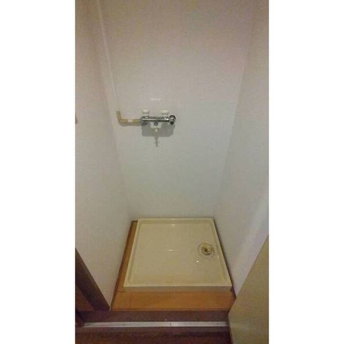 物件内観写真4　(洗濯機置場)