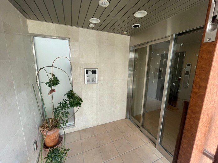 物件外観写真6　(エントランス部分)