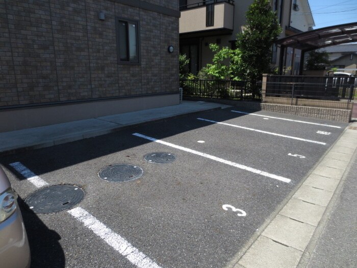 物件外観写真3　(駐車場)