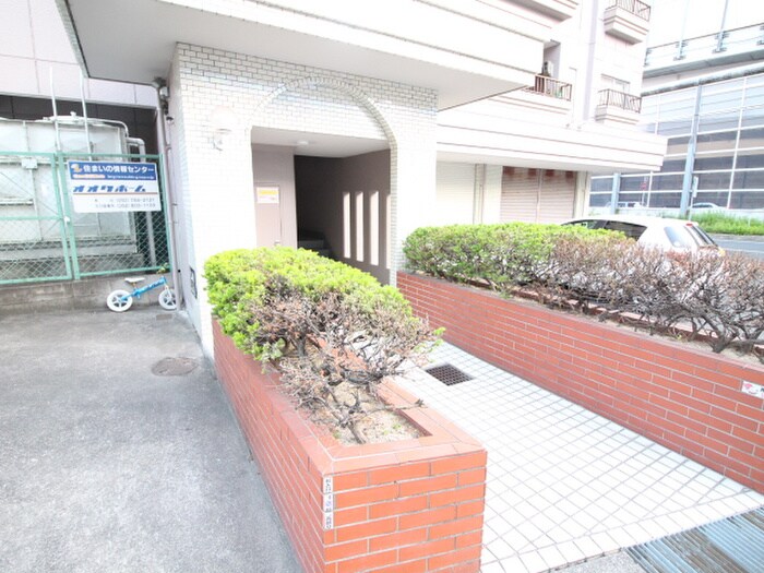 物件外観写真2　(エントランス部分)