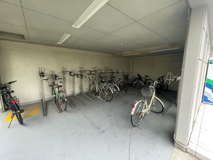 物件外観写真5　(駐輪場)