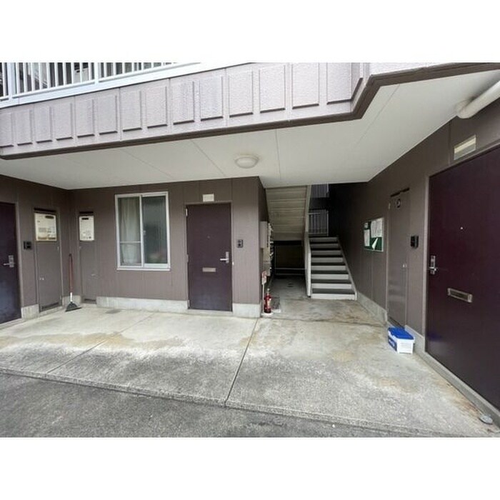 物件外観写真3　(エントランス部分)