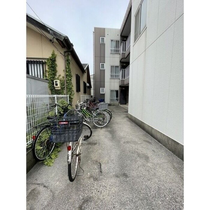 物件外観写真4　(駐輪場)