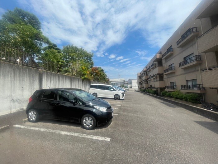 物件外観写真4　(駐車場)