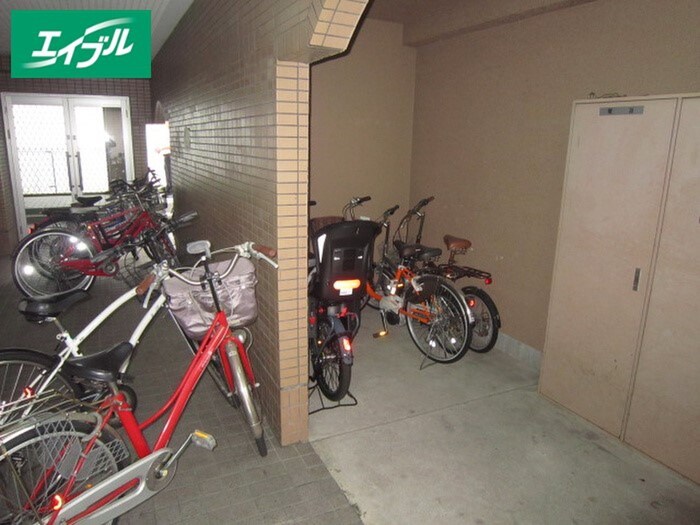 物件外観写真2　(駐輪場)