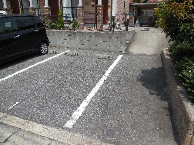 物件外観写真3　(駐車場)