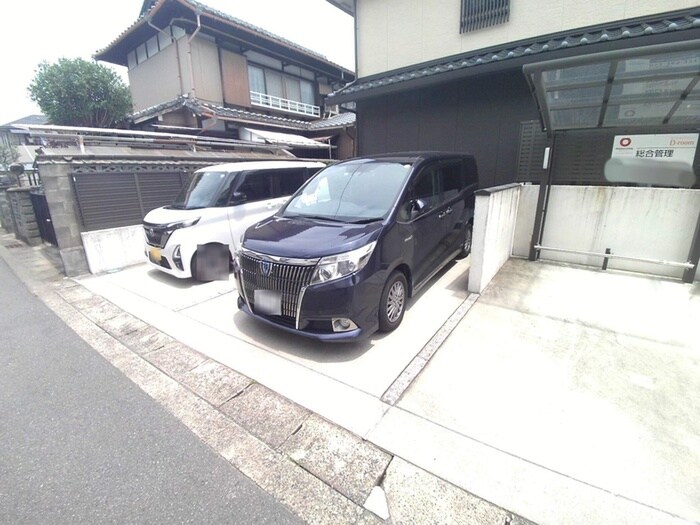 物件外観写真3　(駐車場)