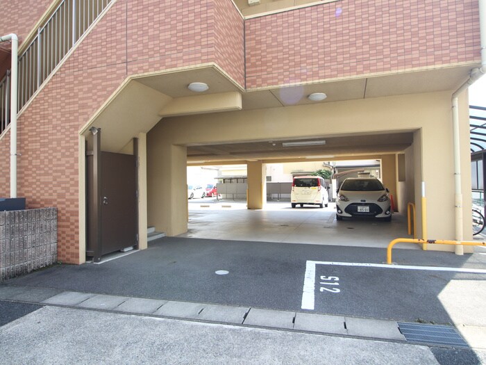 物件外観写真3　(駐車場)