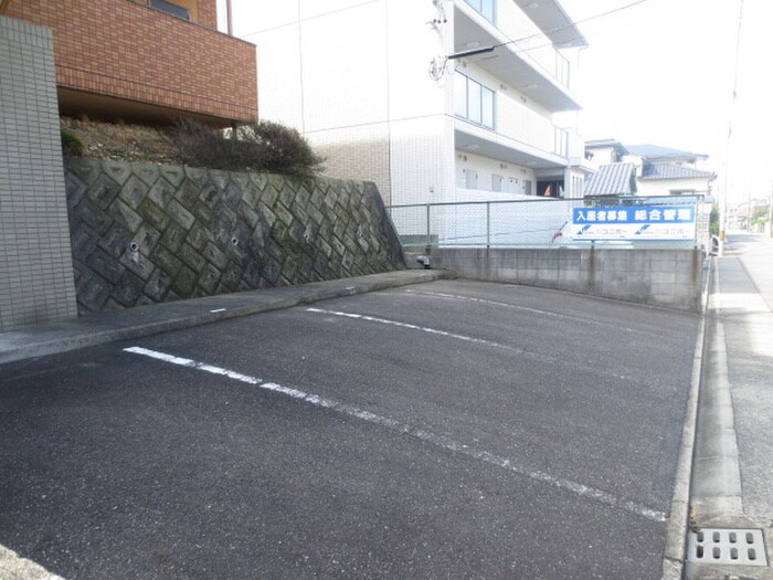 物件外観写真6　(駐車場)