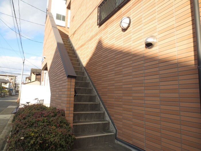 物件外観写真4　(エントランス部分)