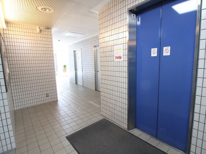 物件外観写真5　(エントランス部分)