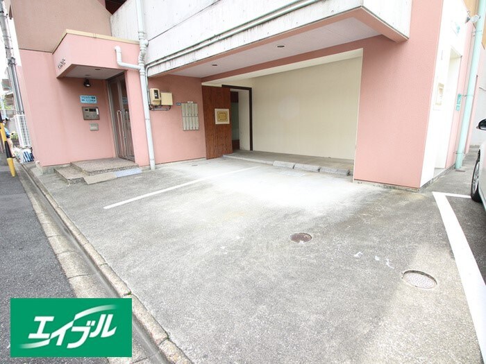 物件外観写真2　(駐車場)