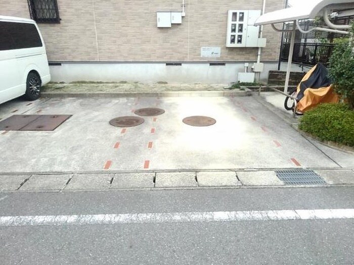 物件外観写真2　(駐車場)