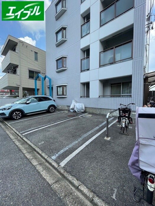物件外観写真4　(駐車場)