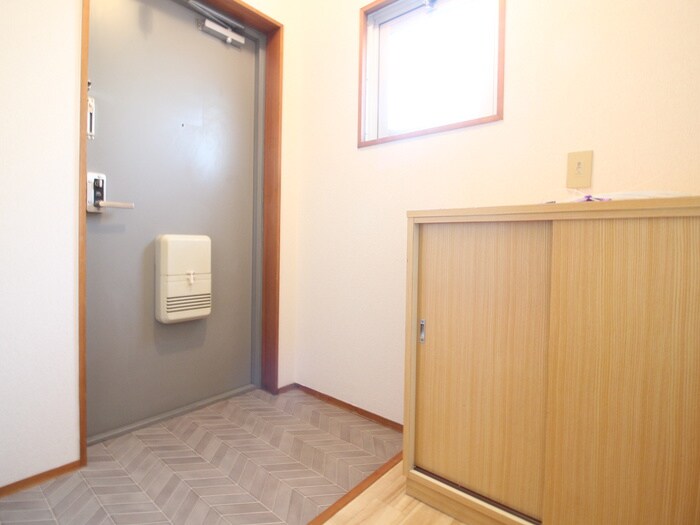 物件内観写真16　(玄関)